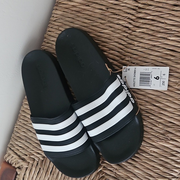 Adidas Black and White Slide Sandals Size 6 Nwt - Picture 2 of 3